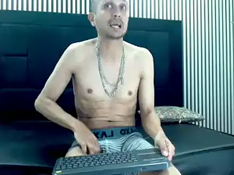 Snapshot of JhonTorres018 chatting on February 18, 6:48 am JhonTorres018 online show from February 18, 6:48 am