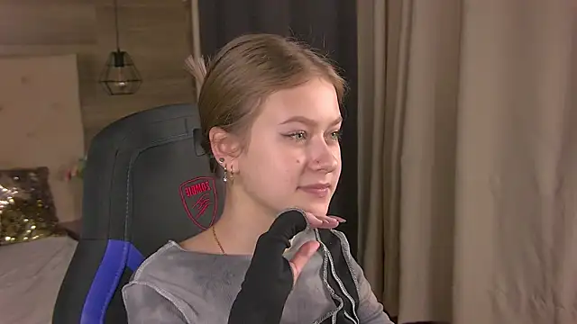 Snapshot of EveMundie chatting on February 15, 10:44 am EveMundie online show from February 15, 10:44 am