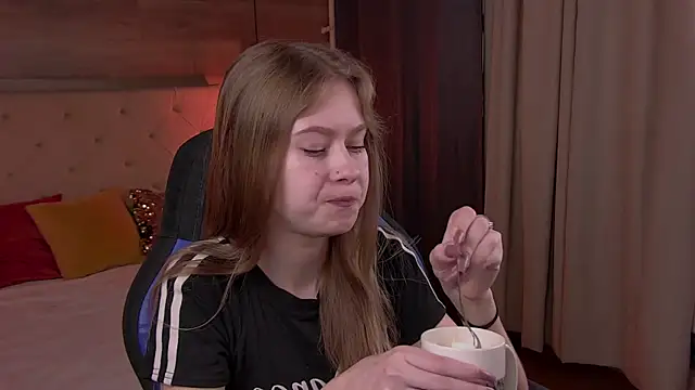 Snapshot of EveMundie chatting on February 18, 12:06 pm EveMundie online show from February 18, 12:06 pm