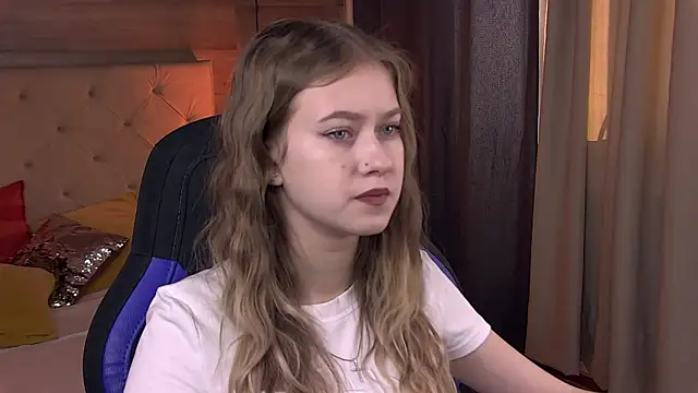 Snapshot of EveMundie chatting on February 21, 9:24 am EveMundie online show from February 21, 9:24 am