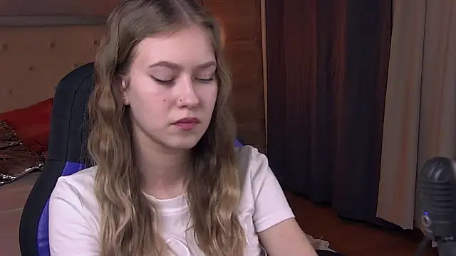 Snapshot of EveMundie chatting on February 21, 3:32 pm EveMundie online show from February 21, 3:32 pm