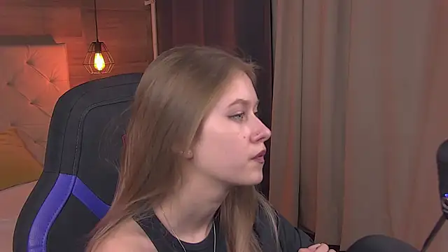 Snapshot of EveMundie chatting on February 22, 3:36 pm EveMundie online show from February 22, 3:36 pm