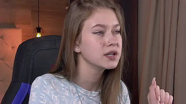 Snapshot of EveMundie chatting on February 28, 12:42 pm EveMundie online show from February 28, 12:42 pm