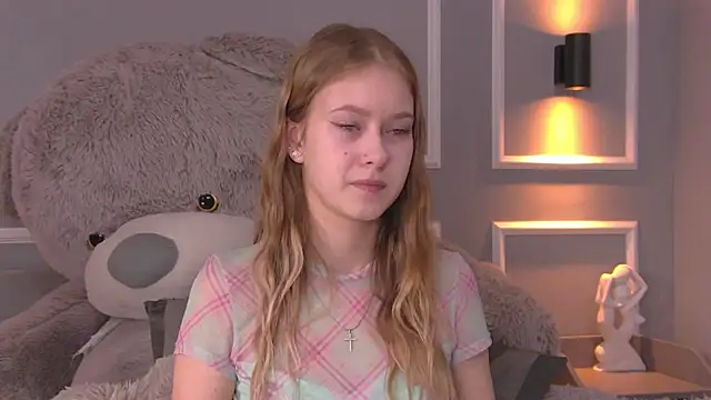 Snapshot of EveMundie chatting on March 2, 10:14 am EveMundie online show from March 2, 10:14 am