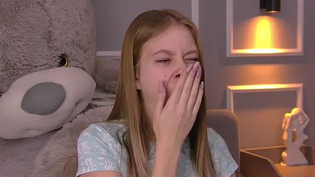 Snapshot of EveMundie chatting on March 4, 12:33 pm EveMundie online show from March 4, 12:33 pm