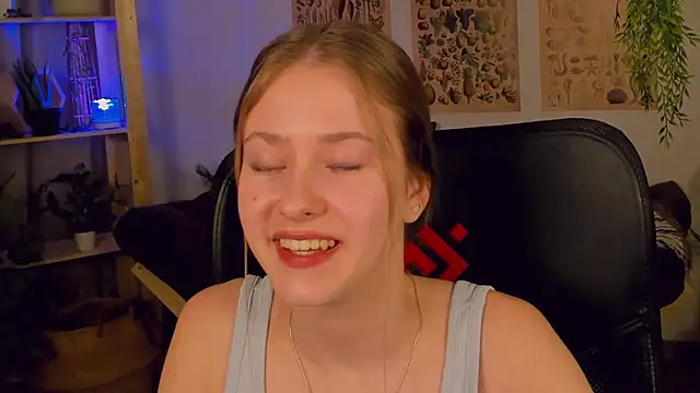 Snapshot of EveMundie chatting on March 17, 8:19 pm EveMundie online show from March 17, 8:19 pm