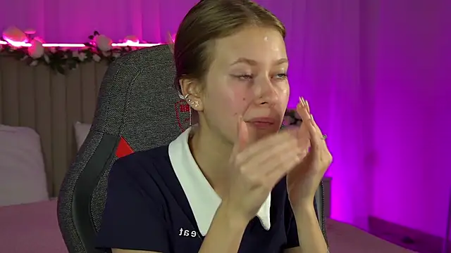 Snapshot of EveMundie chatting on September 9, 12:15 pm EveMundie online show from September 9, 12:15 pm