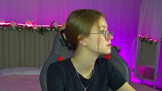 Snapshot of EveMundie chatting on September 10, 6:24 am EveMundie online show from September 10, 6:24 am