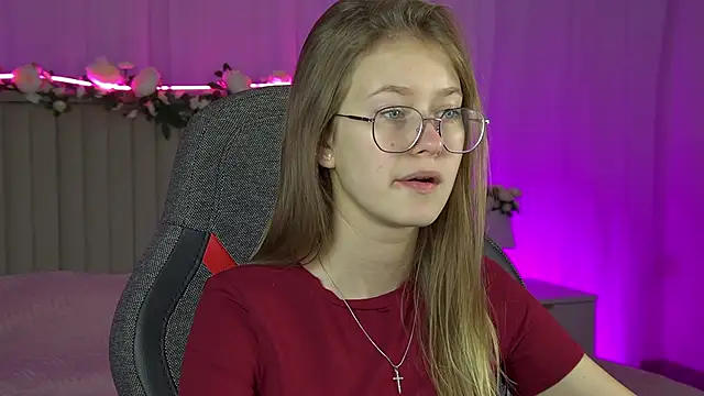 Snapshot of EveMundie chatting on September 15, 6:24 am EveMundie online show from September 15, 6:24 am