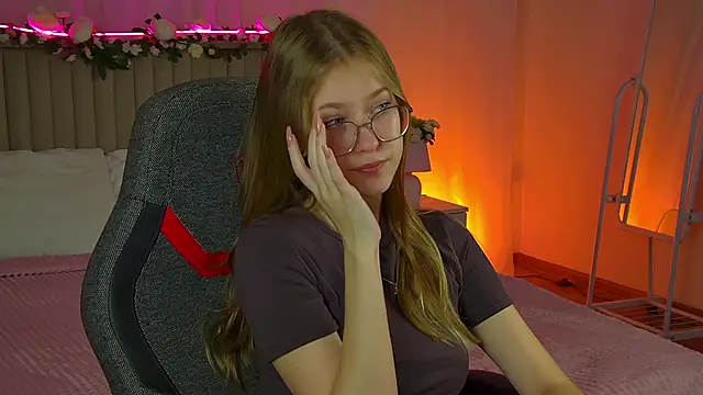 Snapshot of EveMundie chatting on September 18, 10:06 am EveMundie online show from September 18, 10:06 am