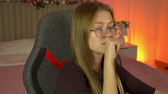 Snapshot of EveMundie chatting on September 24, 12:19 pm EveMundie online show from September 24, 12:19 pm