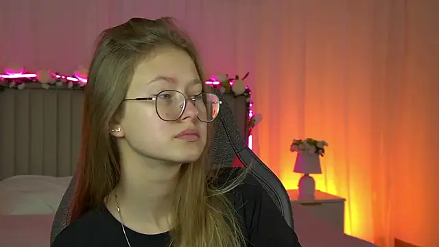 Snapshot of EveMundie chatting on September 29, 6:18 am EveMundie online show from September 29, 6:18 am