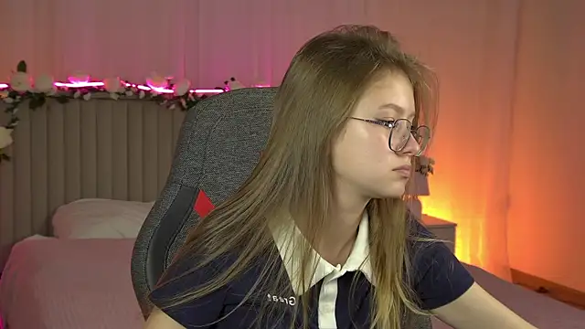 Snapshot of EveMundie chatting on October 2, 10:11 am EveMundie online show from October 2, 10:11 am