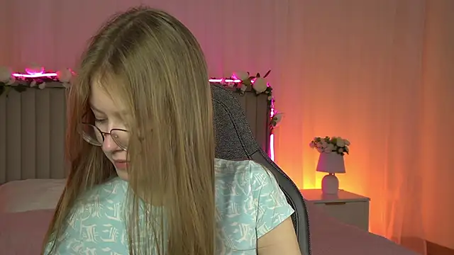 Snapshot of EveMundie chatting on October 3, 6:32 am EveMundie online show from October 3, 6:32 am