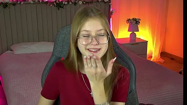 Snapshot of EveMundie chatting on October 14, 12:28 pm EveMundie online show from October 14, 12:28 pm