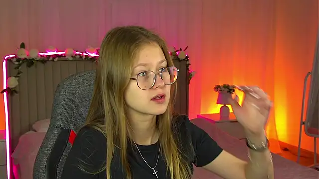 Snapshot of EveMundie chatting on October 15, 11:10 am EveMundie online show from October 15, 11:10 am