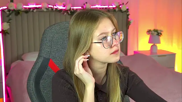 Snapshot of EveMundie chatting on October 16, 10:38 am EveMundie online show from October 16, 10:38 am