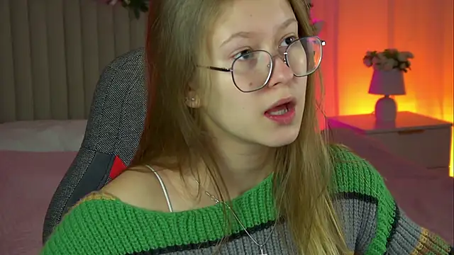 Snapshot of EveMundie chatting on October 17, 9:34 am EveMundie online show from October 17, 9:34 am