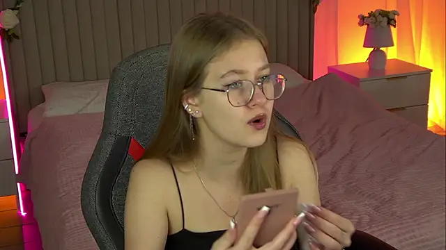 Snapshot of EveMundie chatting on October 22, 6:35 am EveMundie online show from October 22, 6:35 am