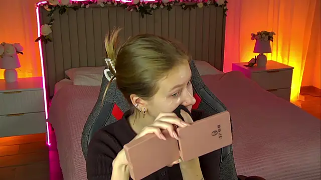 Snapshot of EveMundie chatting on October 29, 12:18 pm EveMundie online show from October 29, 12:18 pm