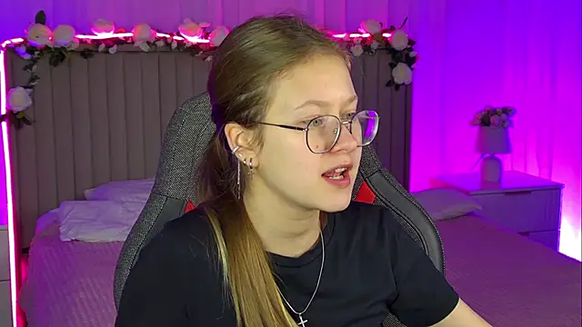 Snapshot of EveMundie chatting on November 5, 6:35 am EveMundie online show from November 5, 6:35 am