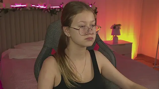 Snapshot of EveMundie chatting on November 10, 6:23 am EveMundie online show from November 10, 6:23 am