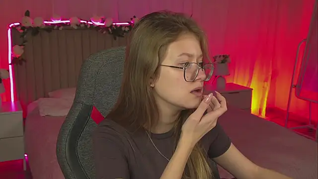 Snapshot of EveMundie chatting on November 12, 12:27 pm EveMundie online show from November 12, 12:27 pm