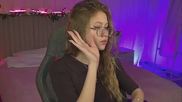 Snapshot of EveMundie chatting on November 14, 10:03 am EveMundie online show from November 14, 10:03 am