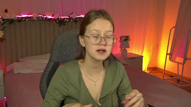 Snapshot of EveMundie chatting on November 17, 6:30 am EveMundie online show from November 17, 6:30 am