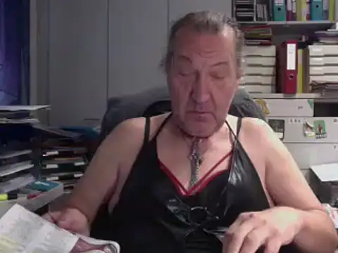 Snapshot of HMStraps01 chatting on October 18, 7:20 am HMStraps01 online show from October 18, 7:20 am