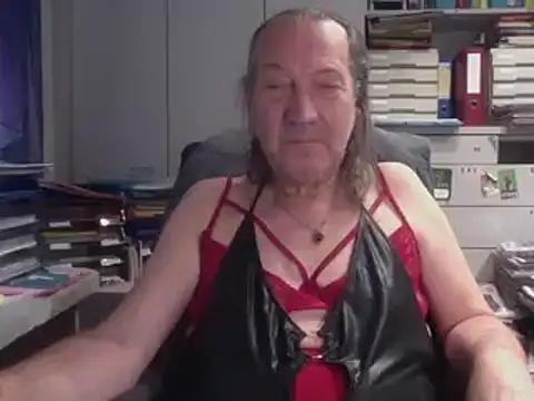 Snapshot of HMStraps01 chatting on November 15, 8:33 am HMStraps01 online show from November 15, 8:33 am