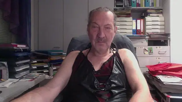 HMStraps01 online show from December 18, 5:41 pm