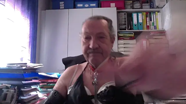 Snapshot of HMStraps01 chatting on March 30, 9:54 am HMStraps01 online show from March 30, 9:54 am