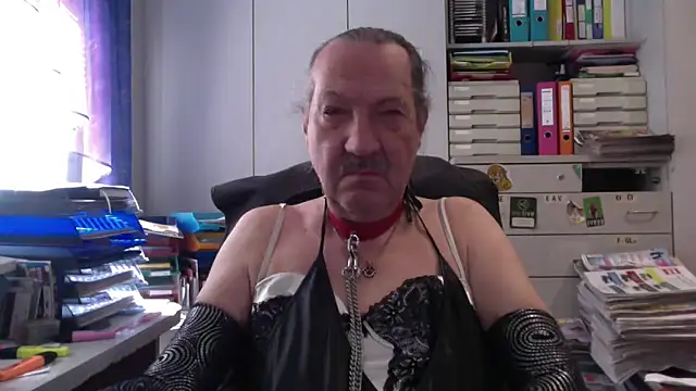 Snapshot of HMStraps01 chatting on April 5, 11:18 am HMStraps01 online show from April 5, 11:18 am