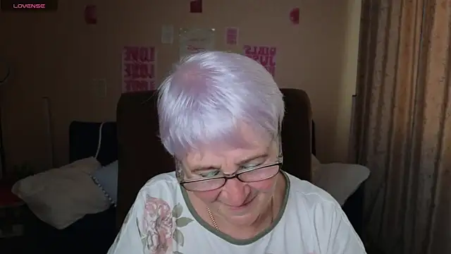 Snapshot of Sandra_Snowflake chatting on May 7, 12:10 pm Sandra Snowflake online show from May 7, 12:10 pm