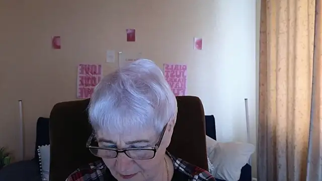 Snapshot of Sandra_Snowflake chatting on May 13, 4:21 am Sandra Snowflake online show from May 13, 4:21 am
