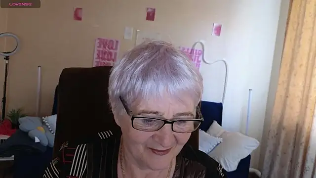 Snapshot of Sandra_Snowflake chatting on May 14, 4:08 am Sandra Snowflake online show from May 14, 4:08 am