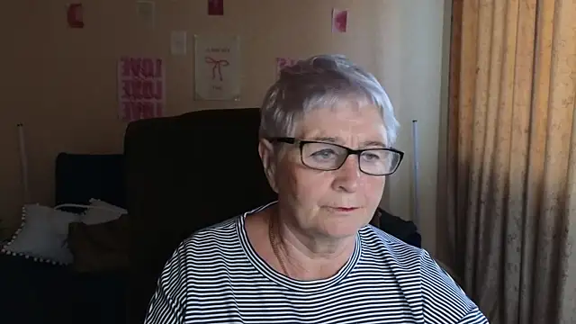 Snapshot of Sandra_Snowflake chatting on May 27, 4:09 am Sandra Snowflake online show from May 27, 4:09 am