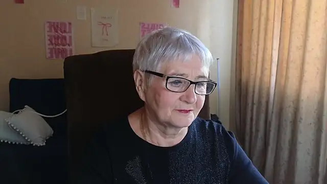 Snapshot of Sandra_Snowflake chatting on May 28, 8:00 am Sandra Snowflake online show from May 28, 8:00 am