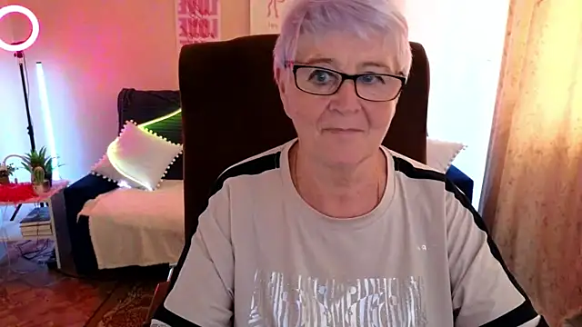 Snapshot of Sandra_Snowflake chatting on June 17, 11:12 am Sandra Snowflake online show from June 17, 11:12 am