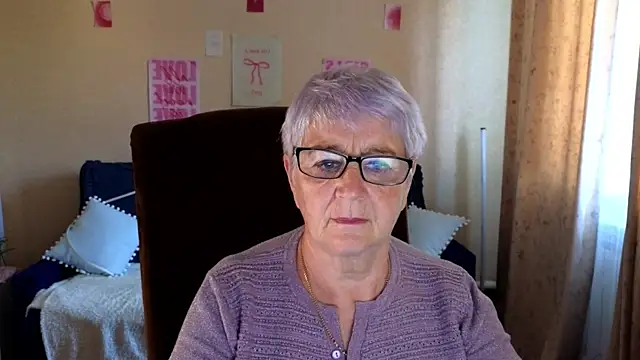 Snapshot of Sandra_Snowflake chatting on June 18, 4:02 am Sandra Snowflake online show from June 18, 4:02 am