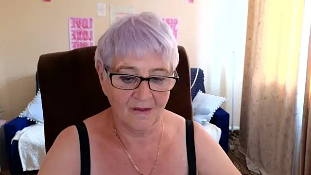 Snapshot of Sandra_Snowflake chatting on June 18, 9:14 am Sandra Snowflake online show from June 18, 9:14 am