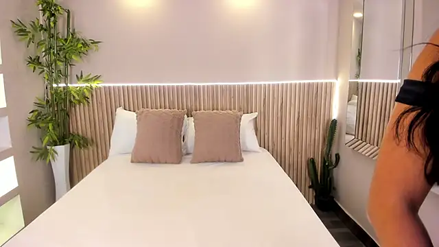 GeorginaReyes online show from April 18, 10:43 pm