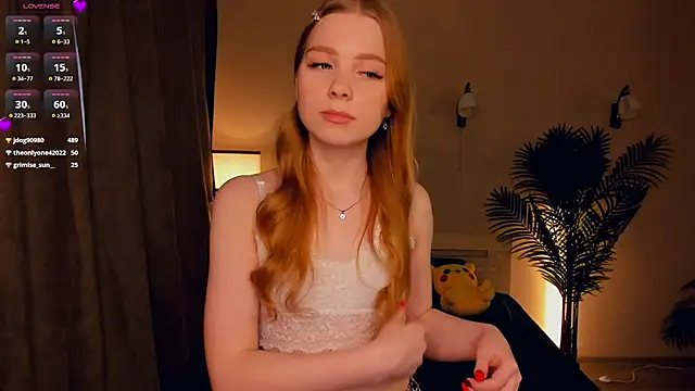 Snapshot of FloraBonde chatting on March 7, 1:40 pm FloraBonde online show from March 7, 1:40 pm