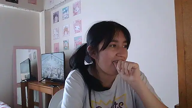 Snapshot of Arielle_lov chatting on November 6, 5:03 pm Arielle lov online show from November 6, 5:03 pm