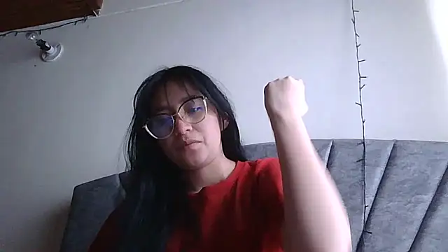 Snapshot of Arielle_lov chatting on December 4, 4:05 pm Arielle lov online show from December 4, 4:05 pm