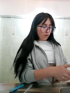 Snapshot of Arielle_lov chatting on January 6, 2:15 am Arielle lov online show from January 6, 2:15 am