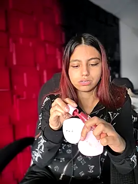 Snapshot of Emily-teen chatting on December 2, 7:42 pm Emily-teen online show from December 2, 7:42 pm