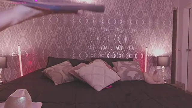 AbellaFox  online show from April 21, 8:23 pm