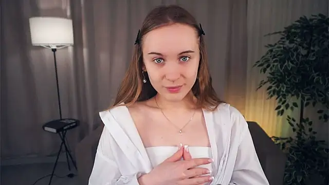 QuennaCoote online show from March 18, 5:52 am